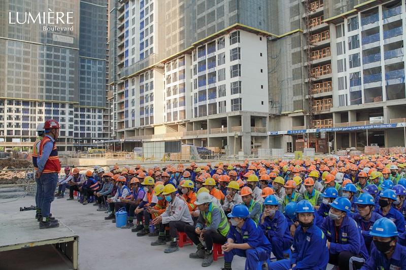 Training programs for safety are always given priority. At the LUMIÈRE Boulevard construction site, millions of safe working hours have been recorded.