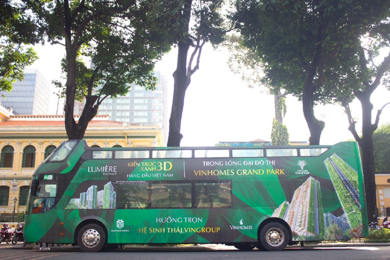 Hình ảnh quảng cáo LUMIÈRE Boulevard (Vinhomes Grand Park) xuất hiện trên xe bus city tour 2 tầng