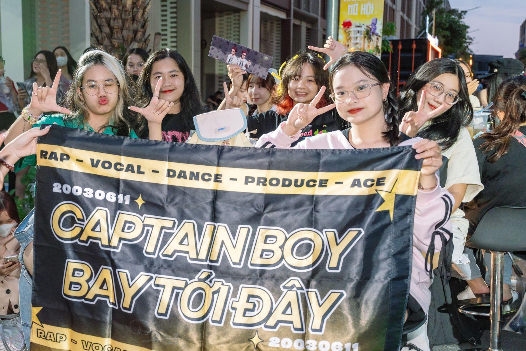 CAPTAINBOY, Liz Kim Cương và MiQ “bay tới” SOHO’s Balcony Show